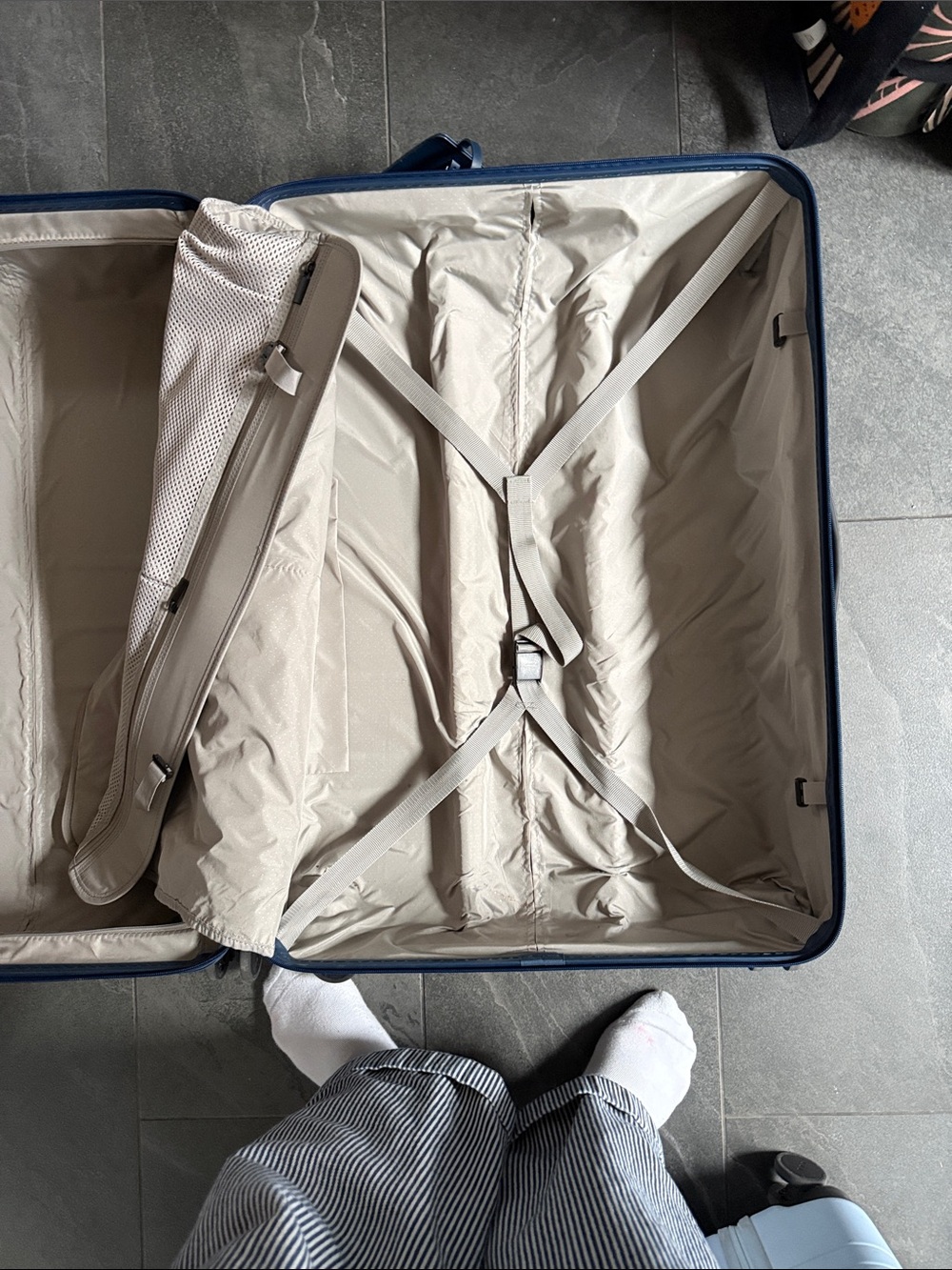 Monos Check-In Large Suitcase - Picture 6 of 8